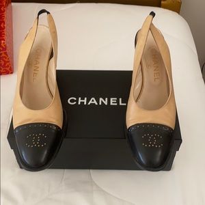 Stunning VINTAGE CHANEL two tone sling back shoe